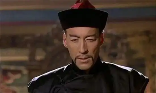 他的身材是又高又瘦的,长着一双竖挑眉,留着两撮八字胡,鹰钩鼻薄嘴唇