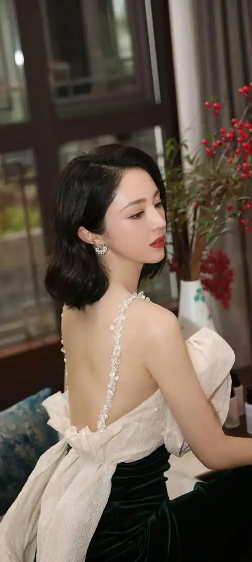 美女系列壁纸第461期,我们为大家带来的是优雅迷人的董璇.