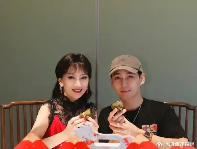 赵雅芝的小儿子黄恺杰,继承了妈妈的基因,不仅浓眉大眼,而且帅气有型