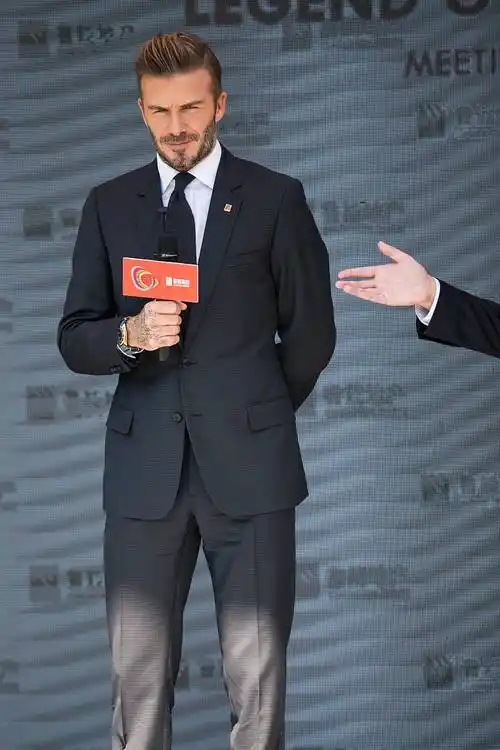 足球传奇:大卫·贝克汉姆的职业生涯与影响_成为了_辉煌_世界