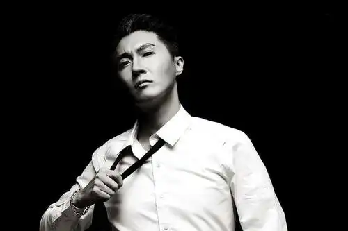 男神扯领带点燃荷尔蒙 千玺王俊凯迟帅陈伟霆谁让你窒息