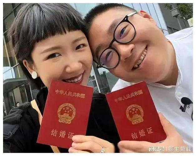 释小龙一家三口出行被拍,女儿长相和父亲如出一辙,妻子身材真好