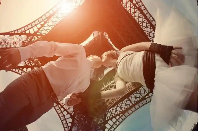 德国摄影师拍男女亲密激吻时尚照片组图