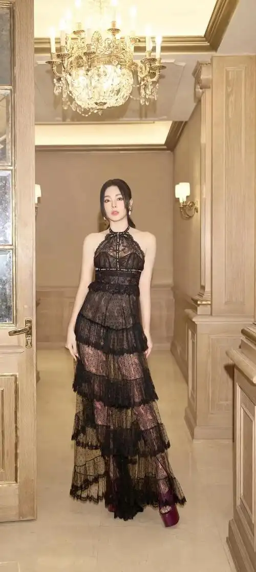 近日,我们在某活动现场目睹了张雨绮的惊艳现身,她身着一袭透视黑色