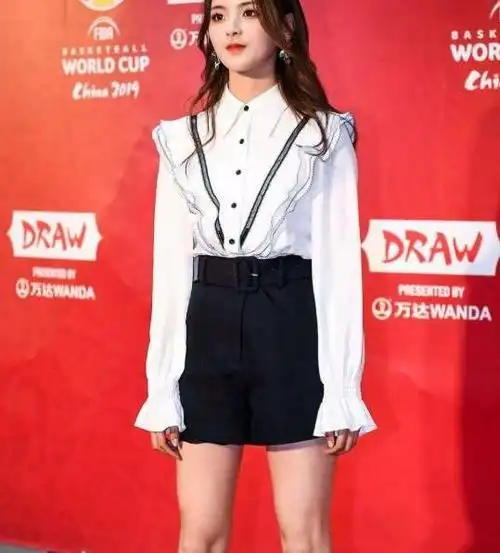 杨超越穿粉色牛仔套装,扎高丸子头脚蹬马丁靴,造型娇俏又甜美