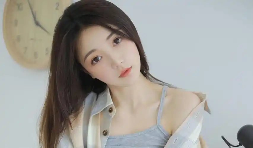 高清长发吊带神仙姐姐美女图片桌面背景下载