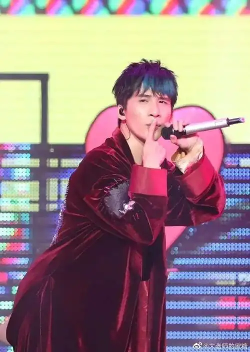 大张伟[超话]#后台有人问,大张伟和赵薇在. 来自大老师的蜜糖 - 尾