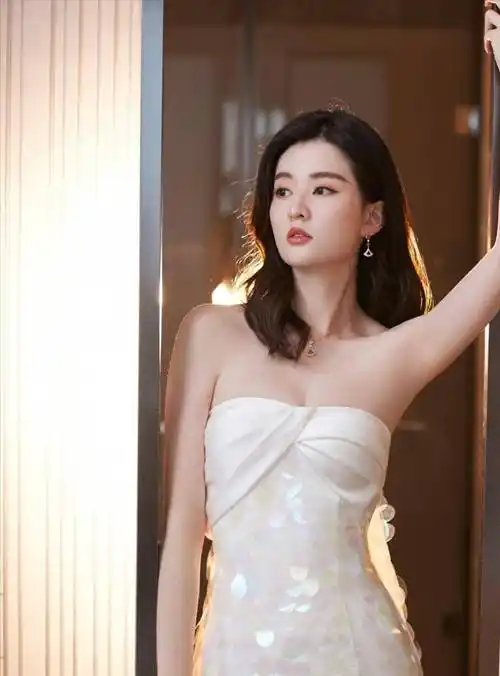 倪妮身穿腰部开衩深v,乔欣则身穿镂空裙亮相,女星的红毯有多大胆?