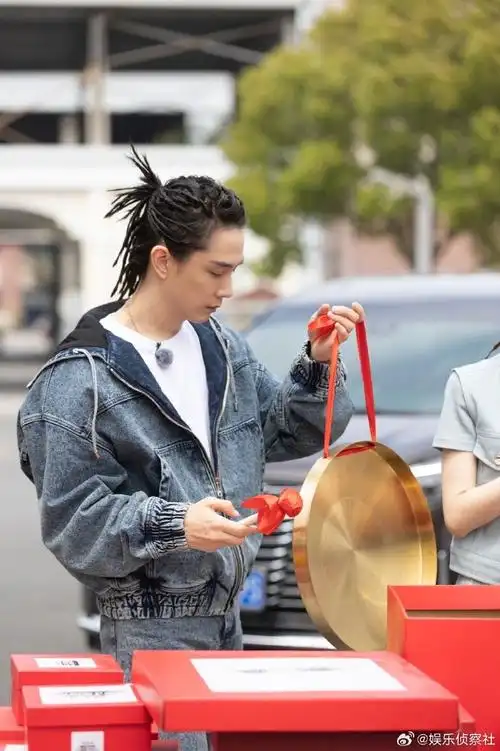 戚薇李承铉情侣造型录节目##李承铉用锣给戚薇遮阳好甜##盒子里的