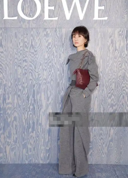 46岁袁泉才是职场女人的穿搭模板不露分毫却美的时髦高级