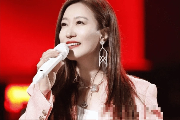 谭晶:歌唱界"大魔王",高考她哭了3天,嫁给大9岁的她幸福吗?