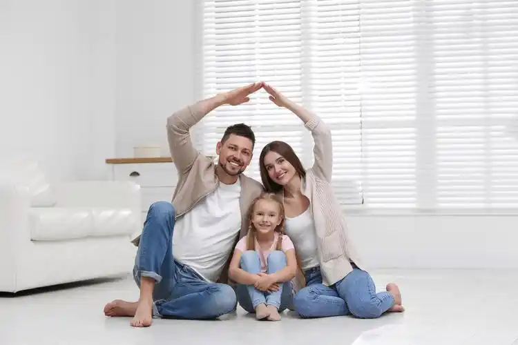 幸福的家庭手牵手在家里形成了房顶幸福一家三口幸福一家人幸福家庭