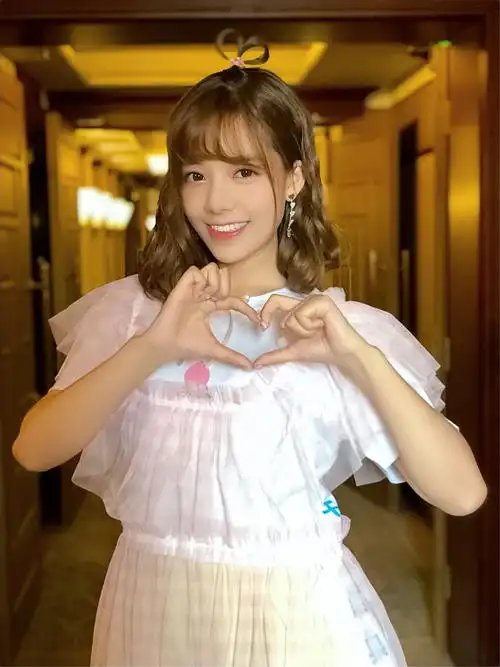 董芷依变身"电竞小魔女"亮相活动 软萌少女实力吸睛