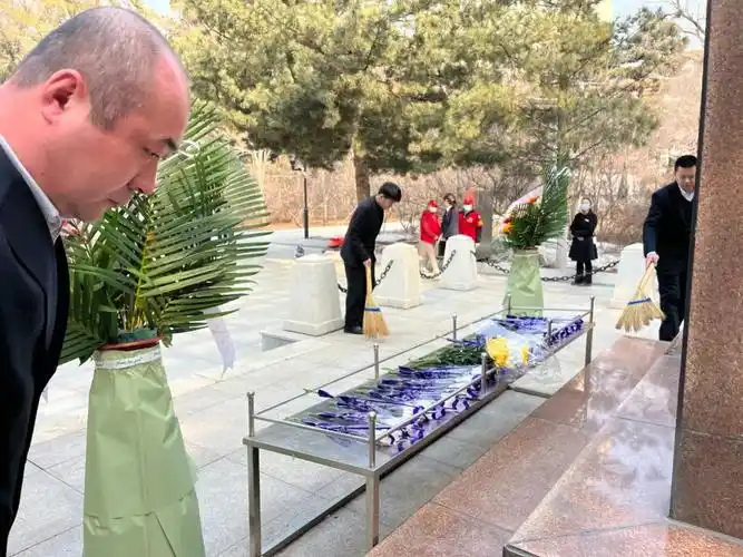 党,团员代表祭扫烈士墓学生工作党支部书记董磊向全体师生介绍了朱瑞