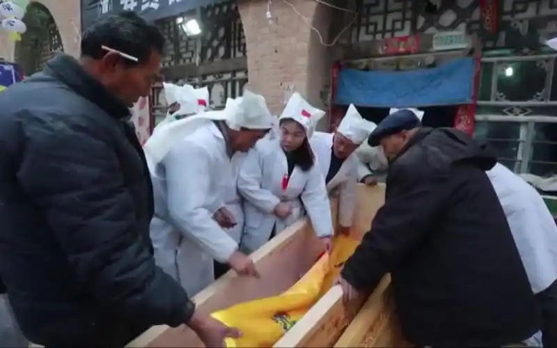 山西农村一户人家白事,入殓过程实拍,走好!-三农视频-搜狐视频