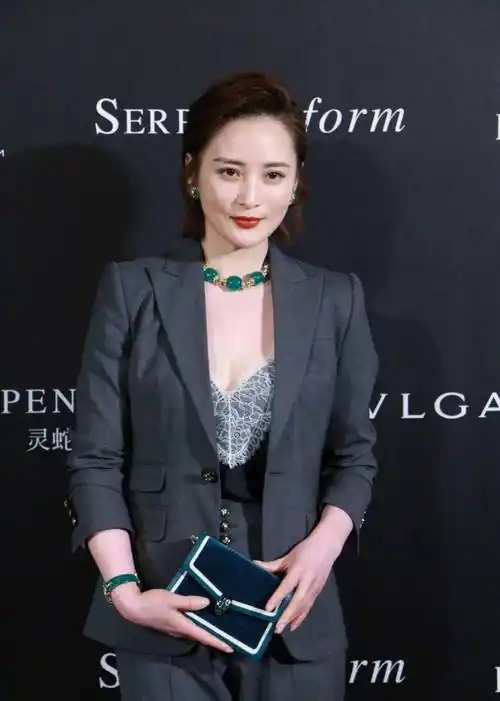 蒋勤勤越老越敢穿,灰色西装配时尚吊带衫时尚又高级,这气质绝了_效果