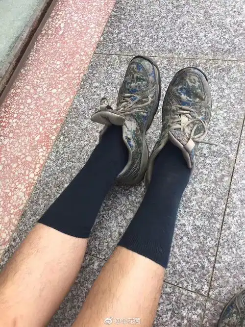 兵哥哥时尚style～如果你在大街看到一个小伙子穿着短裤把袜子提很高