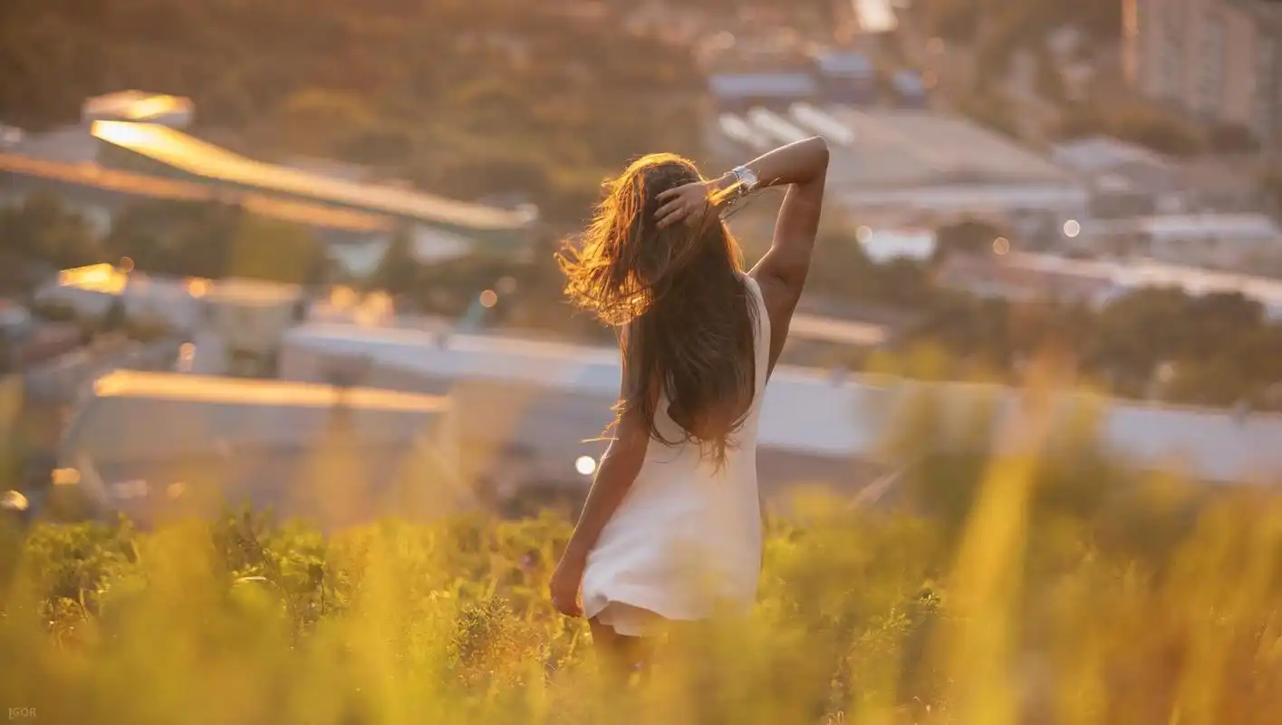 美女落寞的背影图片1680x1050分辨率查看