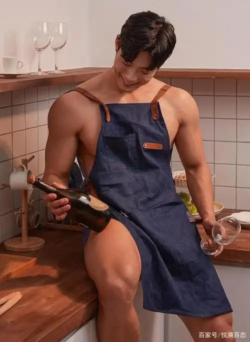 在他的个人社交平台上,晒出了不少质感的肌肉写真,让我们过足了眼瘾.