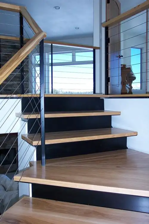 欧式别墅楼梯木踏板装修效果图