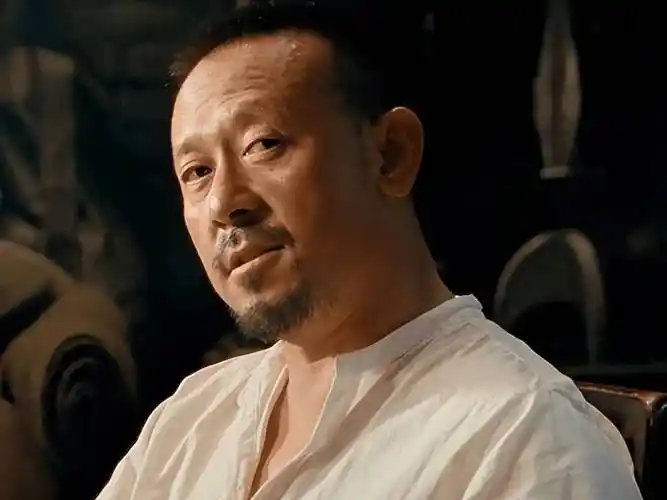 《让子弹飞》江洋大盗与冒名顶替的官员之间的斗智斗勇的故事_姜文