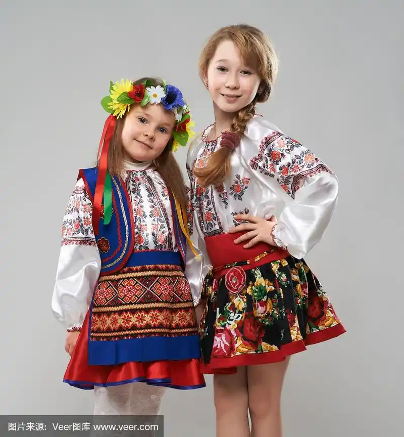 两个穿着斯拉夫民族服装的女孩