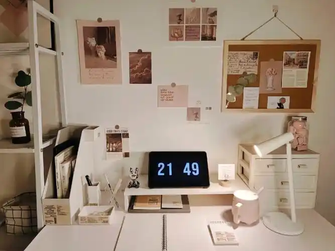 书桌布置ins风简约粉白系书桌日常