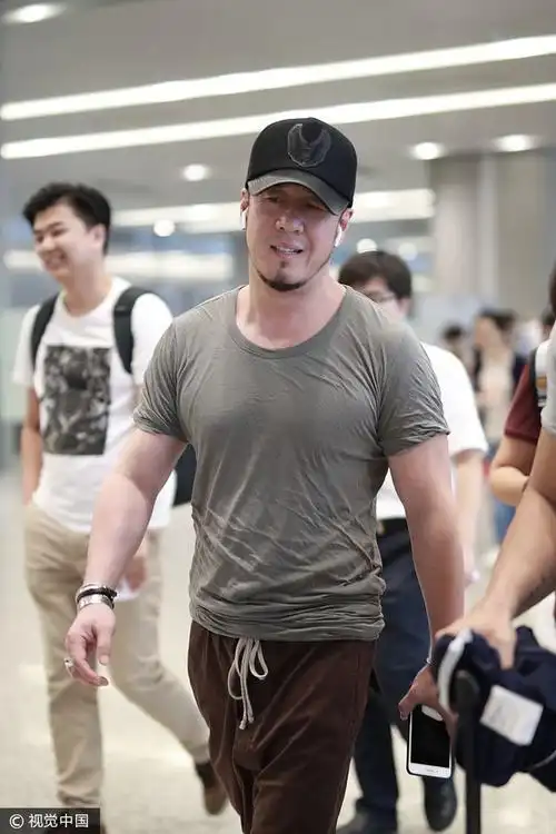 杨坤t恤 短裤现身机场似邋遢大叔 肚子上一块"腹肌"实力抢镜