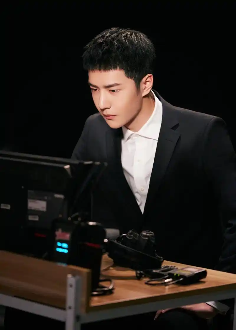 王一博寸头西装造型看的粉丝直呼王一博真的好绝