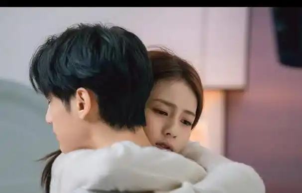 2019年白鹿搭档许凯主演拍摄了《烈火军校》,这是个轻喜剧,剧情很精彩