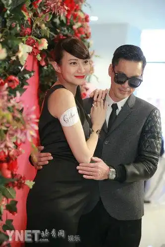 黄伊汶与老公陈国坤(5 /6张)