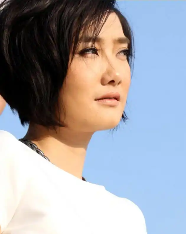 1980年12月20日出生于鄂尔多斯大草原的草原歌后杨魏玲花