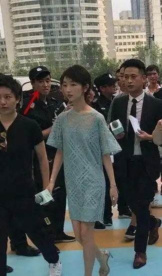 baby瘦出排骨胸,她瘦得像一块平板!