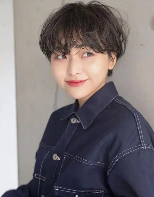 敲可爱哒日系露耳短发