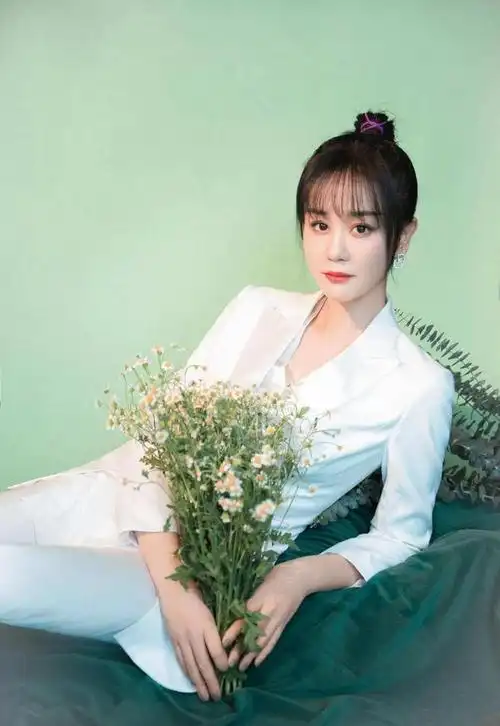 就像海陆,年轻时也是靠着不错的外表,考入戏剧学院,成为一名演员,如今