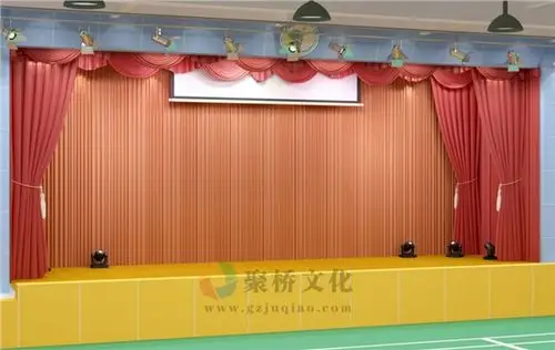 学校运动体育区,背景墙设计成造型层架,放置体育用具,学生可以随时
