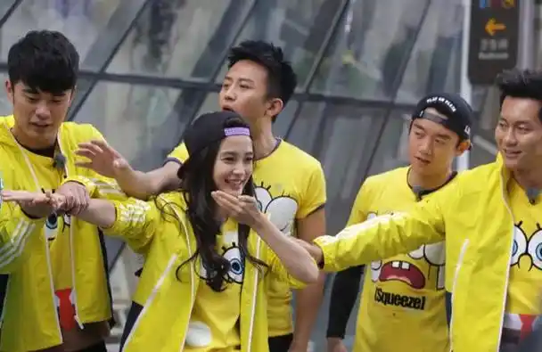 节目中,邓超,李晨,郑恺,王宝强,王祖蓝,陈赫,baby等组成了初代跑男团