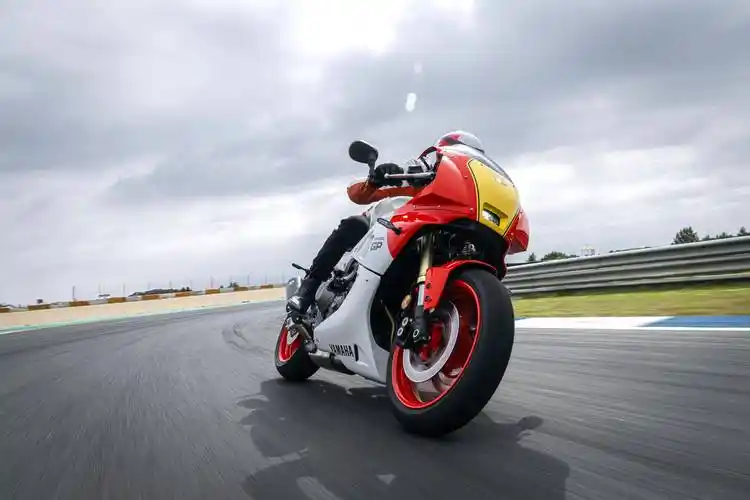 图集:yamaha 2024 xsr900 gp 复古跑车,传奇车手的试驾