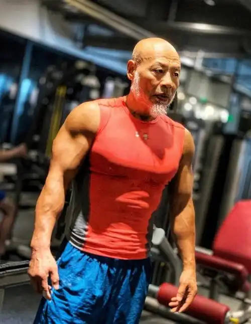 65岁成都大爷肌肉爆棚!保持运动,让你拥有18岁的老年生活