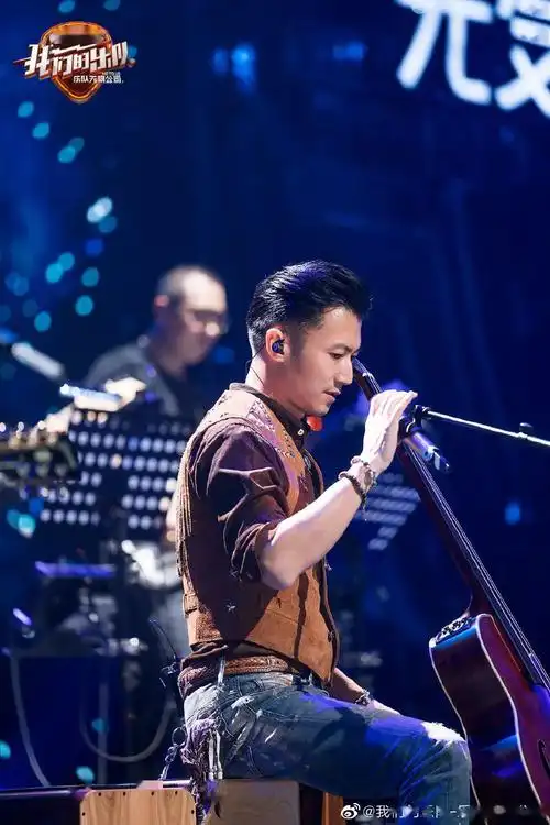 【高清剧照】谢霆锋《我们的乐队》西部牛仔色的衬衫配马甲,帅这个字