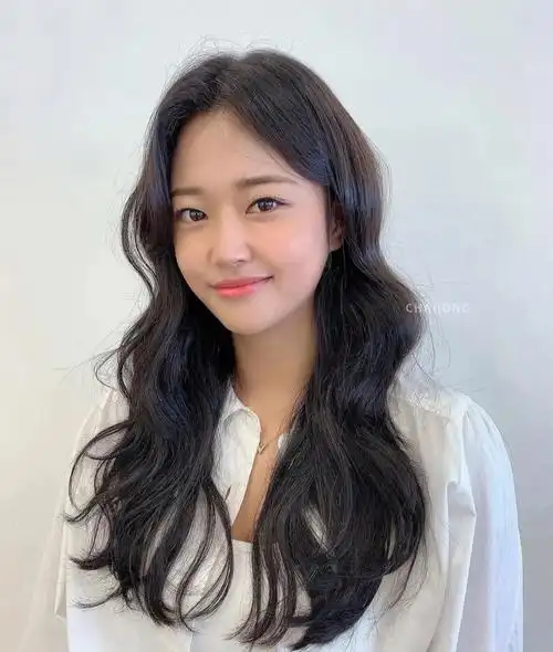 下半身臃肿的梨型身材,留直贴长发看起来更显胖,个子矮小的女生