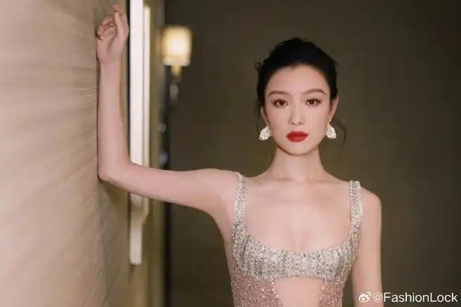 倪妮丨星河玫瑰78身穿ulyana sergeenko2022春夏高级定制礼服,闪耀