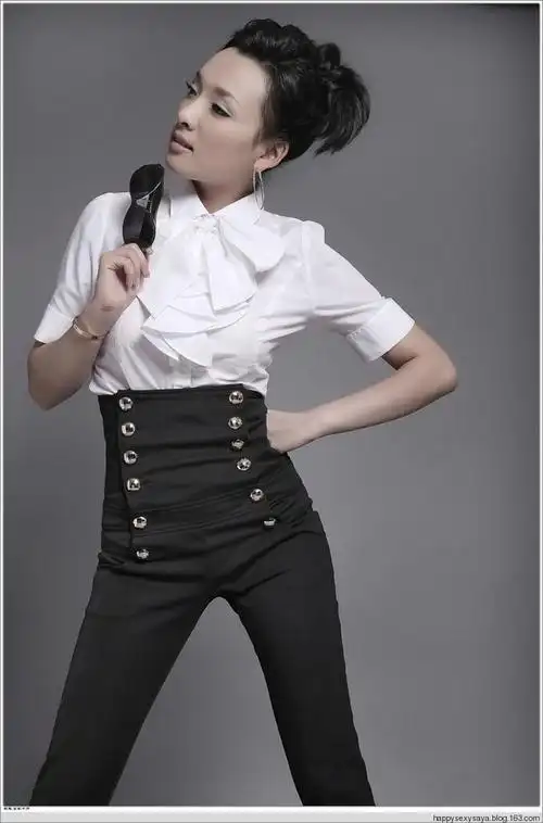 影视新星--王君平 - 暧昧的狼 - 时尚疯子