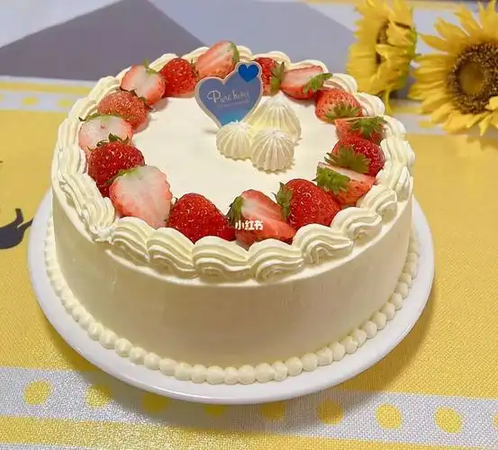 草莓装饰蛋糕