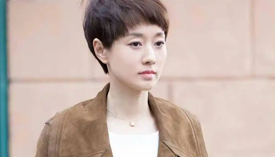 娱乐圈8位一眼万年的短发美女,郭采洁孙俪袁立,个个美出新高度_演技