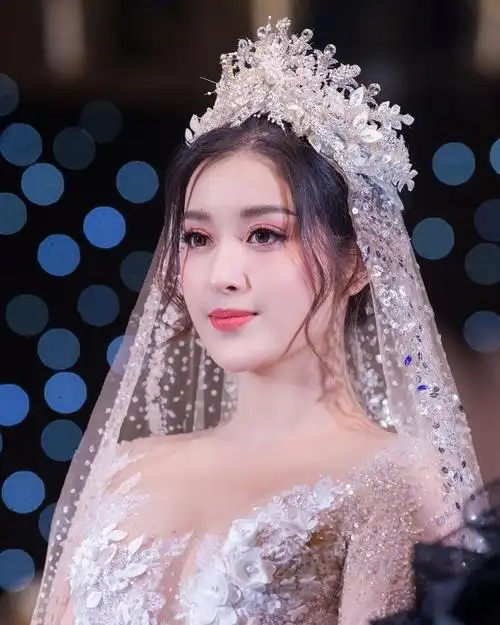 她曾是越南小姐"亚军",世界小姐top10的国宝级美女,现在是模特,演员兼