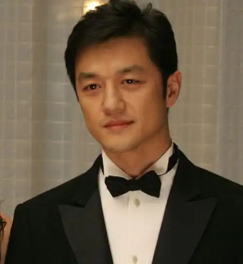 李亚鹏晒旧照怀念父亲父亲长相帅气颜值高侧脸与李嫣一模一样