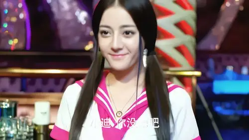 迪丽热巴穿小学校服去蹦迪同伴嘲笑她与孩童时身材无异