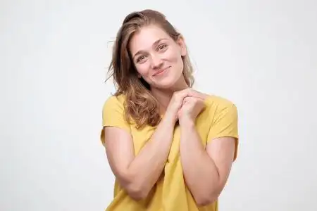 赞美女人的唯美高兴的白种女人笑宽, 高兴地收到来自