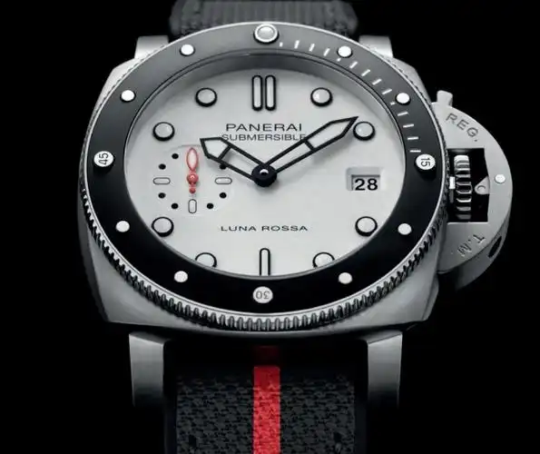 沛纳海于2024年米兰设计周期间推出submersible潜行系列42毫米luna